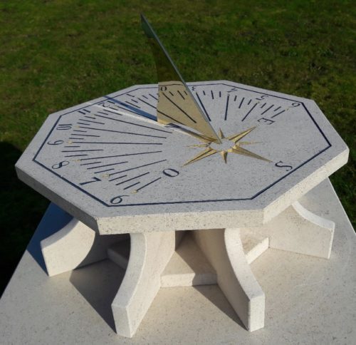 Cadran solaire en pierre de Bourgogne et style en laiton.
Indication des heures, des demi-heures et quart d’heures.
 feuille d’or sur la rose des vents.