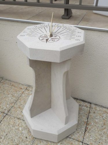 Cadran solaire en pierre de Bourgogne avec son socle, style en laiton.
Gravure des heures et de la rose des vents couleur marron claire.