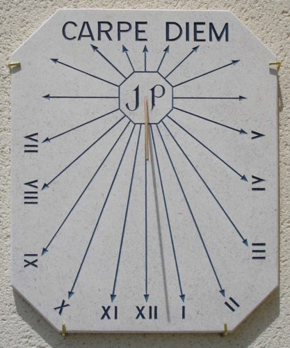 Cadran Solaire Carpe Diem, avec chiffres romains et le style est en forme de baton