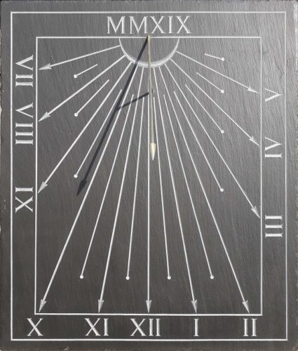 Cadran Solaire en ardoise clivée, avec chiffres romains et le style est en forme de flèche