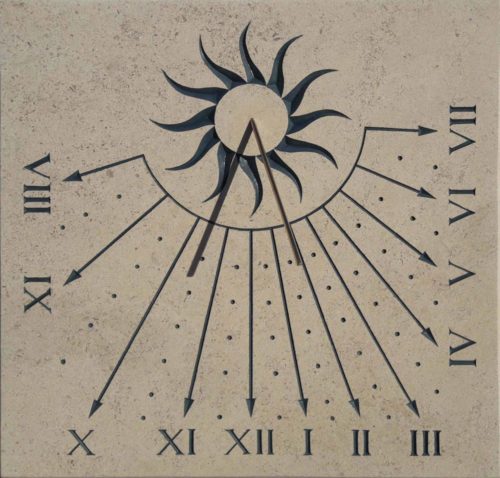 Cadran solaire en pierre de Bourgogne, avec soleil au centre et chiffre romain.