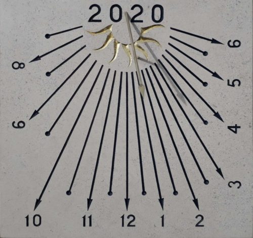 Cadran solaire en pierre de Bourgogne, avec année, soleil à la feuille d’or et chiffre arabe.