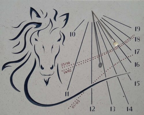 Cadran solaire en pierre de Bourgogne avec tête de cheval.
Style avec œilleton pour le  suivi des dates d’anniversaire.