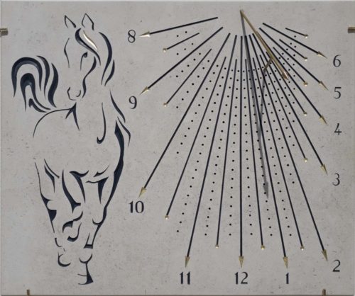 Cadran solaire en pierre de bourgogne avec cheval.
mèche et pointe des heures plaqué à la feuille d’heure. Style en laiton.