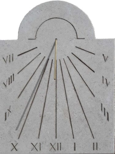 Cadran solaire en pierre de Bourgogne avec chiffre romain et ocre.