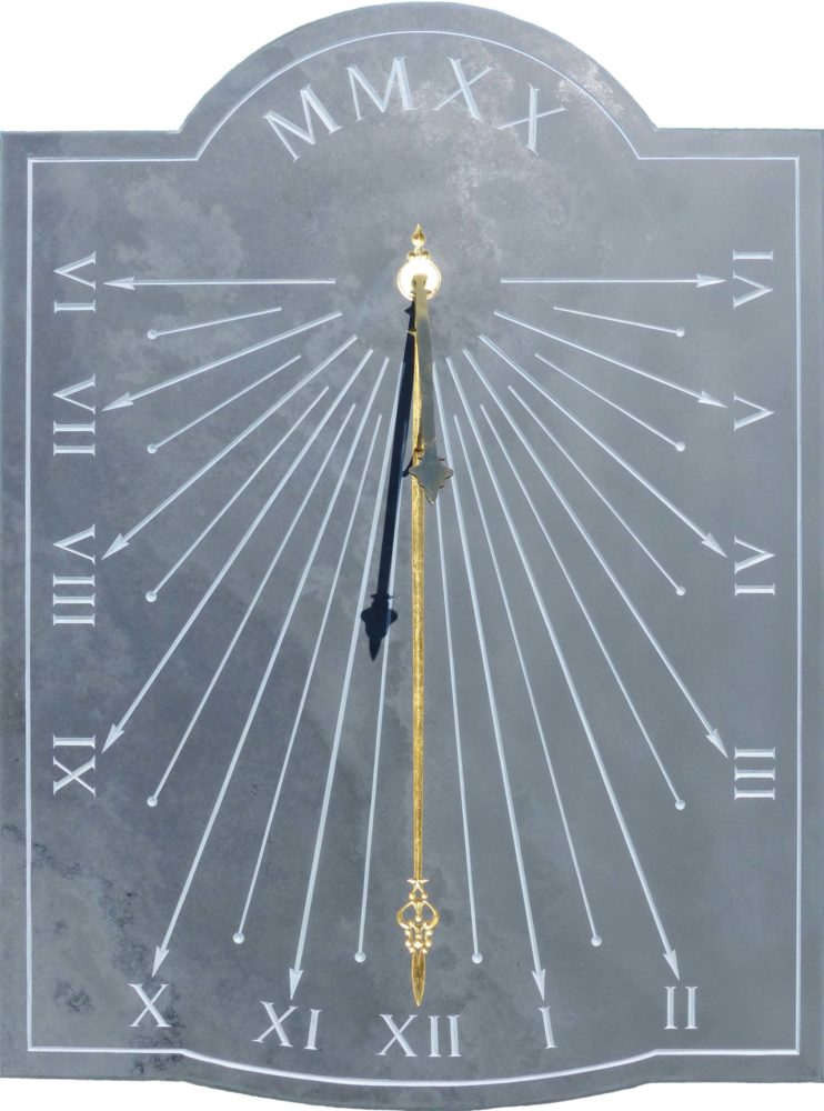 Cadran solaire en ardoise avec des chiffres romains, le style est en forme d’aiguille et le Midi est plaqué en feuille d’or