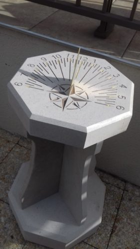 Cadran solaire horizontal en pierre