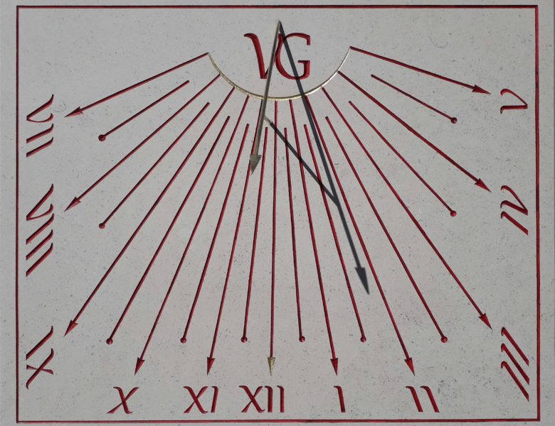 V580 – Cadran solaire avec initial