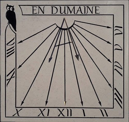 Cadran solaire méridional en pierre de Bourgogne, avec gravure du petite chouette et du nom de la maison.
Peinture de celle-ci en noire avec dorure. Style en laiton.