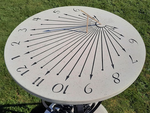 Réalisation d’un cadran solaire horizontal de forme circulaire en pierre .
Gravure artisanal faite à la main.