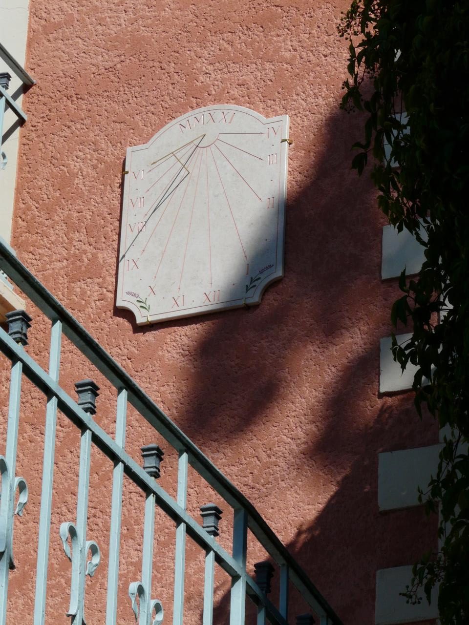 Cadran solaire en pierre de Bourgogne de type traditionnel avec motif de lavande et chiffre romain.