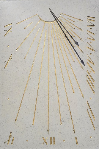 Réalisation d’un cadran solaire en pierre, avec gravure recouvert de feuille d’or.