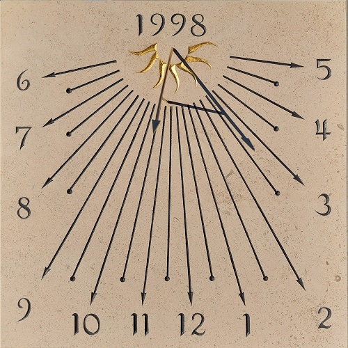 Réalisation d’un cadran solaire en pierre de Bourgogne.
Gravure des heures , demi-heures, date et d’un soleil recouvert de feuille d’or.