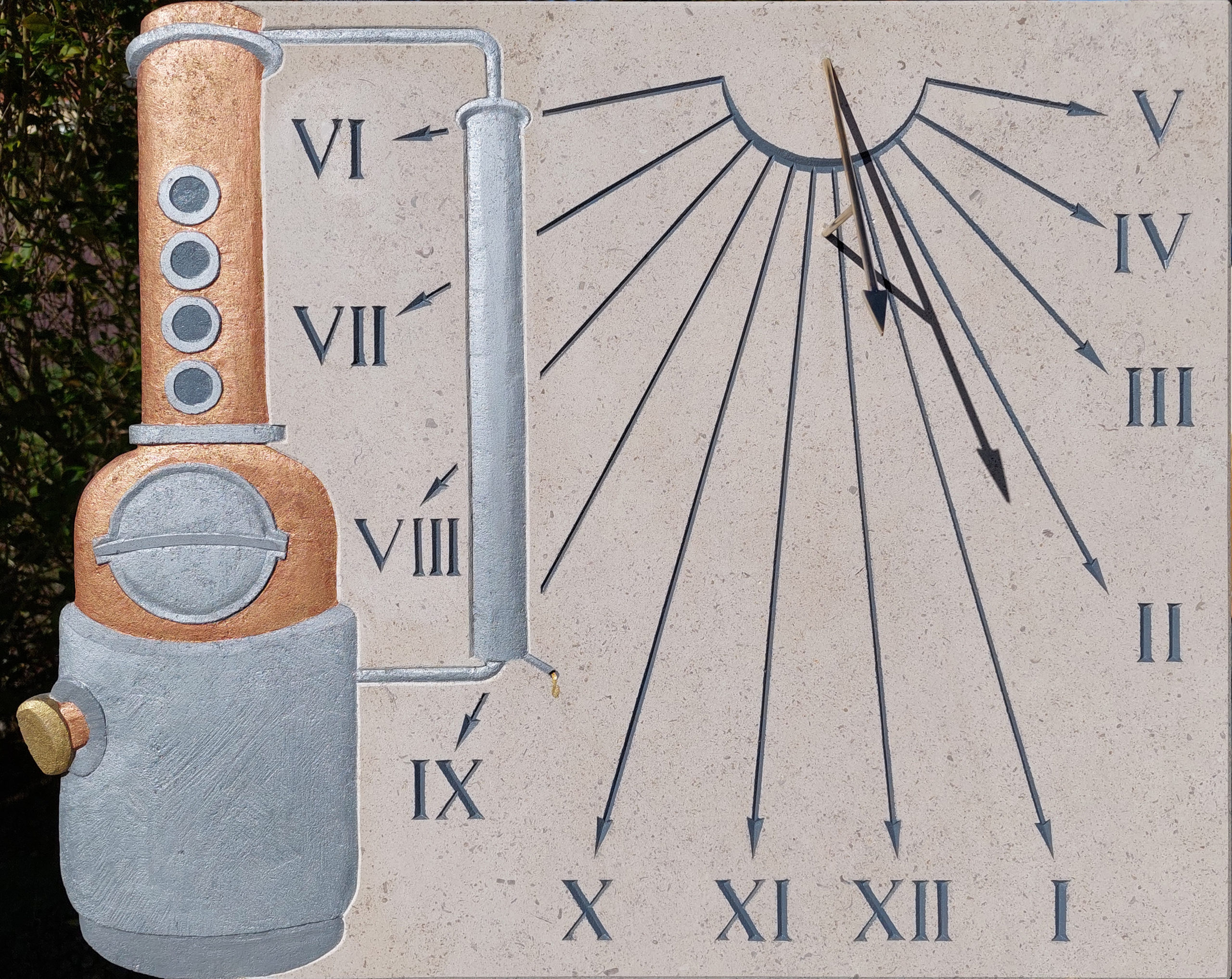 Réalisation d’un cadran solaire méridional, avec un alambic en bas-relief et gravure des heures en chiffre romain.