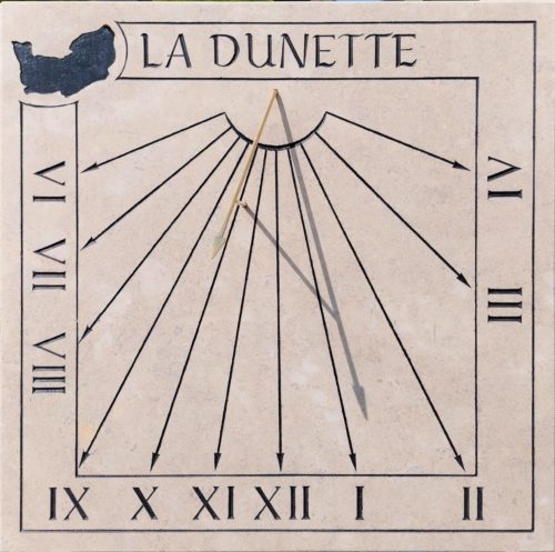 Réalisation d’un cadran solaire traditionnel avec la Normandie comme thème.