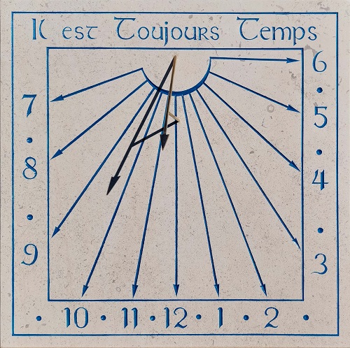 Réalisation d’un cadran solaire en pierre de Bourgogne.
Gravure de la devise « Il est Toujours Temps »