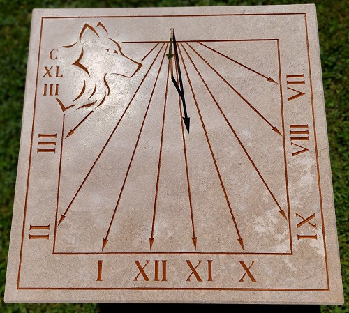Réalisation d’un cadran solaire horizontal en pierre de Massangis roche jaune. Gravure d’une tête de loup et des heures en chiffres romain.