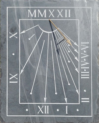 Réalisation d’un cadran solaire en ardoise, avec chiffres Romain