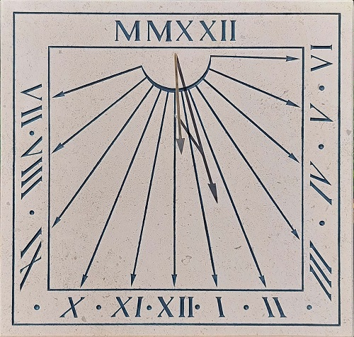 Réalisation d’un cadran solaire en pierre de Bourgogne de type traditionnel, avec gravure de chiffres Romain.