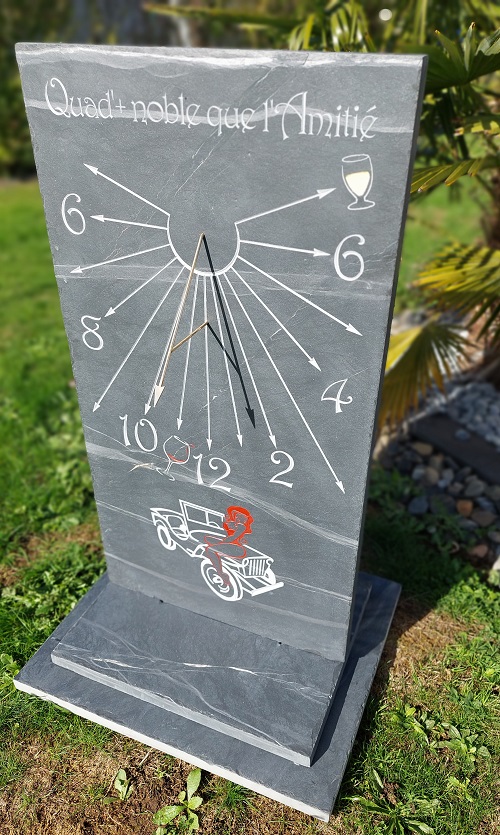 Conception d’un nouveau style de cadran solaire en forme de Totem pour jardin.

Réalisation sur de l’ardoise, avec gravure d’un Pin-up et d’une devise.