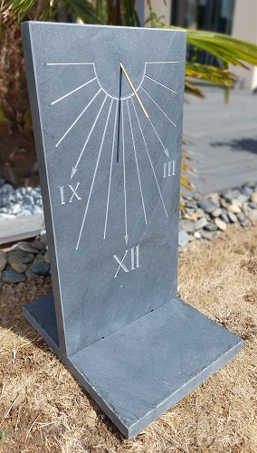 Réalisation d’un cadran solaire pour jardin, en forme de Totem.
Pouvant donner l’heure à n’importe quel endroit du votre jardin.