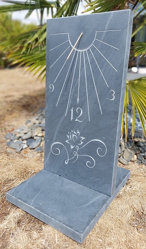 Réalisation d’un cadran solaire pour jardin, en forme de Totem.
Pouvant donner l’heure à n’importe quel endroit du votre jardin.