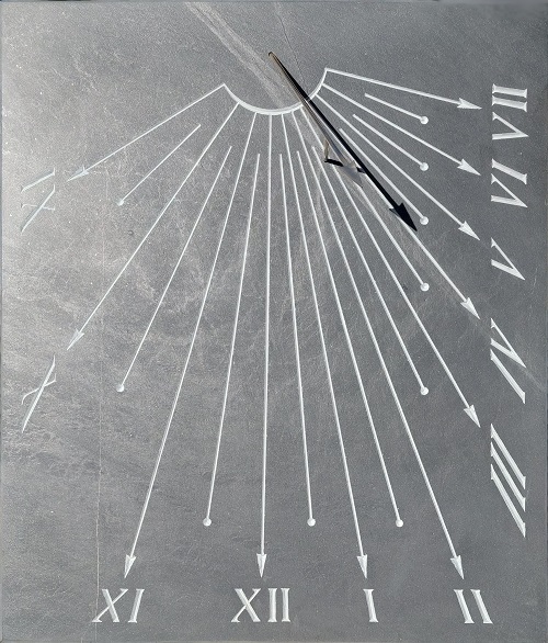 Réalisation d’un cadran solaire méridional en Ardoise, avec chiffres Romain.