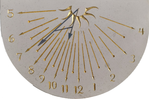 Réalisation d’un cadran solaire en forme de demi-cercle, avec sa gravure à la feuille d’or.