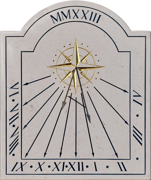 Réalisation d’un cadran solaire en pierre de Bourgogne, avec rose des vents à feuille d’or et gravure des heures en chiffres Romain.