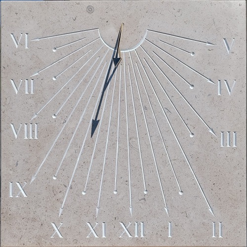 Réalisation d’un cadran solaire en pierre de Bourgogne.
Gravure des lignes horaires et chiffres Romain, avec peinture en blanc.