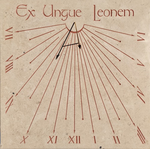 Réalisation d’un cadran solaire en pierre, avec gravure d’une devise en latin et des heures en chiffres Romain.