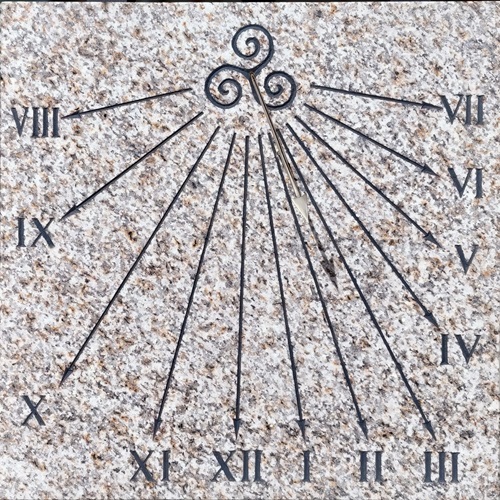 Réalisation d’un cadran solaire en granite pour la Bretagne.
Gravure d’un triskèle et de chiffres Romain. 