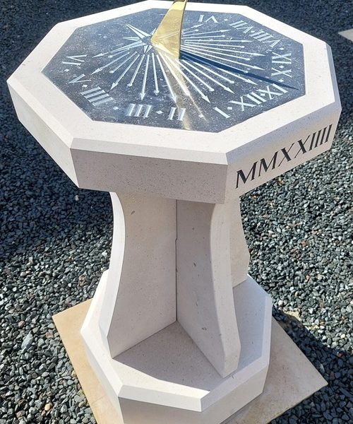 H1134 – Cadran horizontal sur socle MMXXIIII