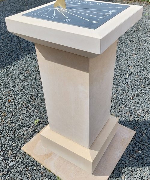 H1242 – Cadran solaire pile carré